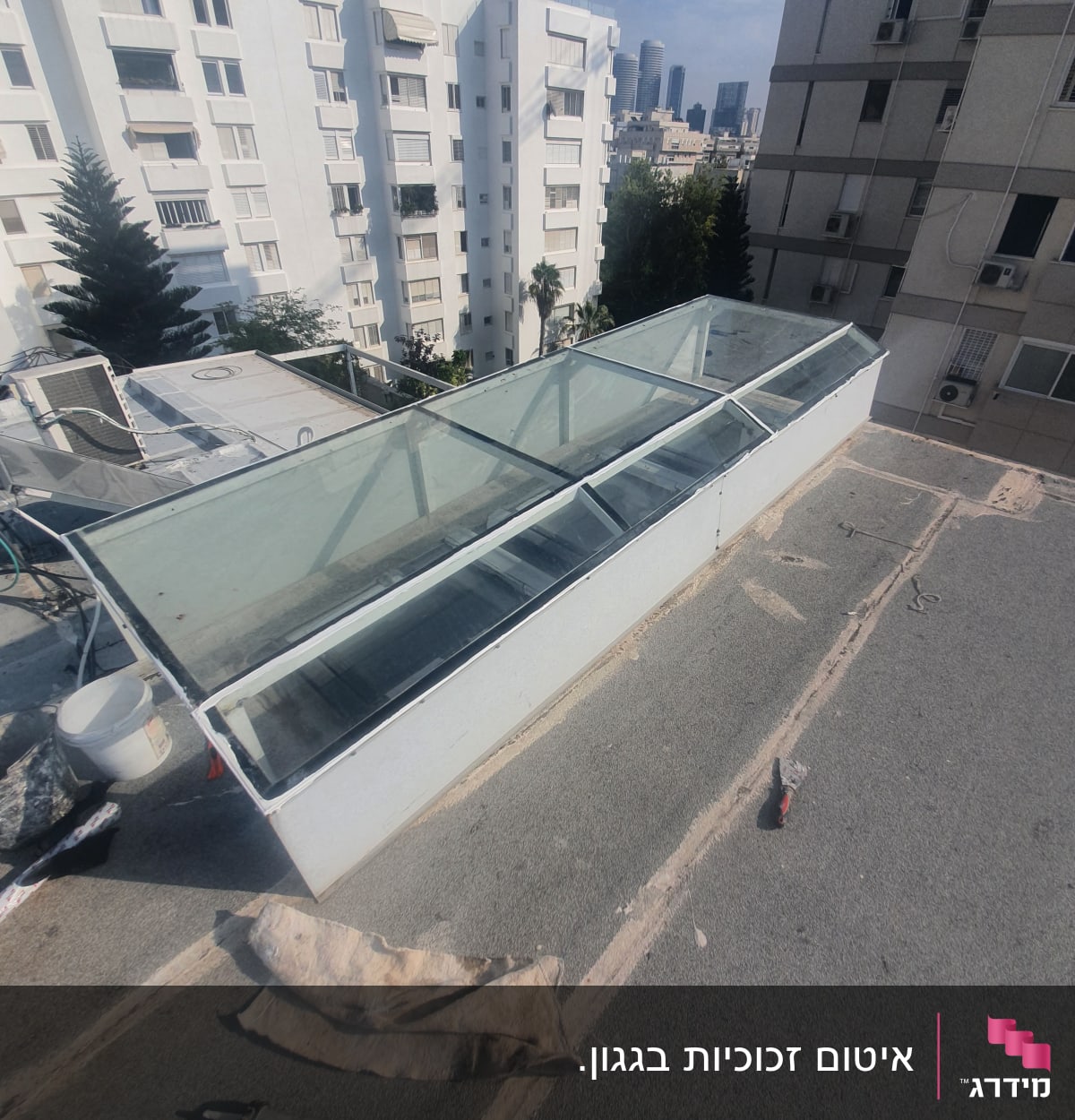 חלון זכוכית על גג עם כלים לאיטום